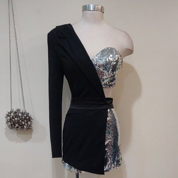 💥SEXY GLAM!💥One Sleeve Tuxedo Romper in Black & Silver Sequin - Picture 8 of 16